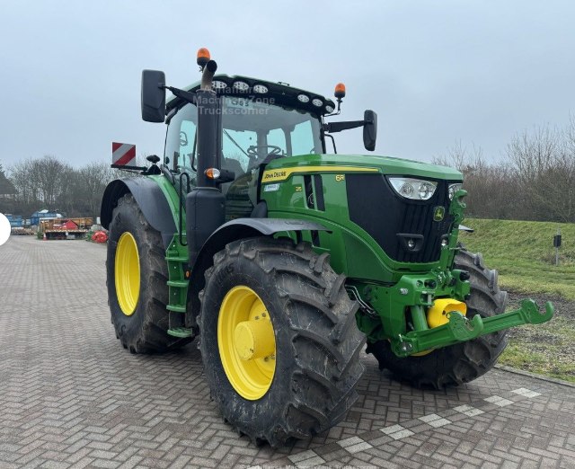 John Deere 6R215