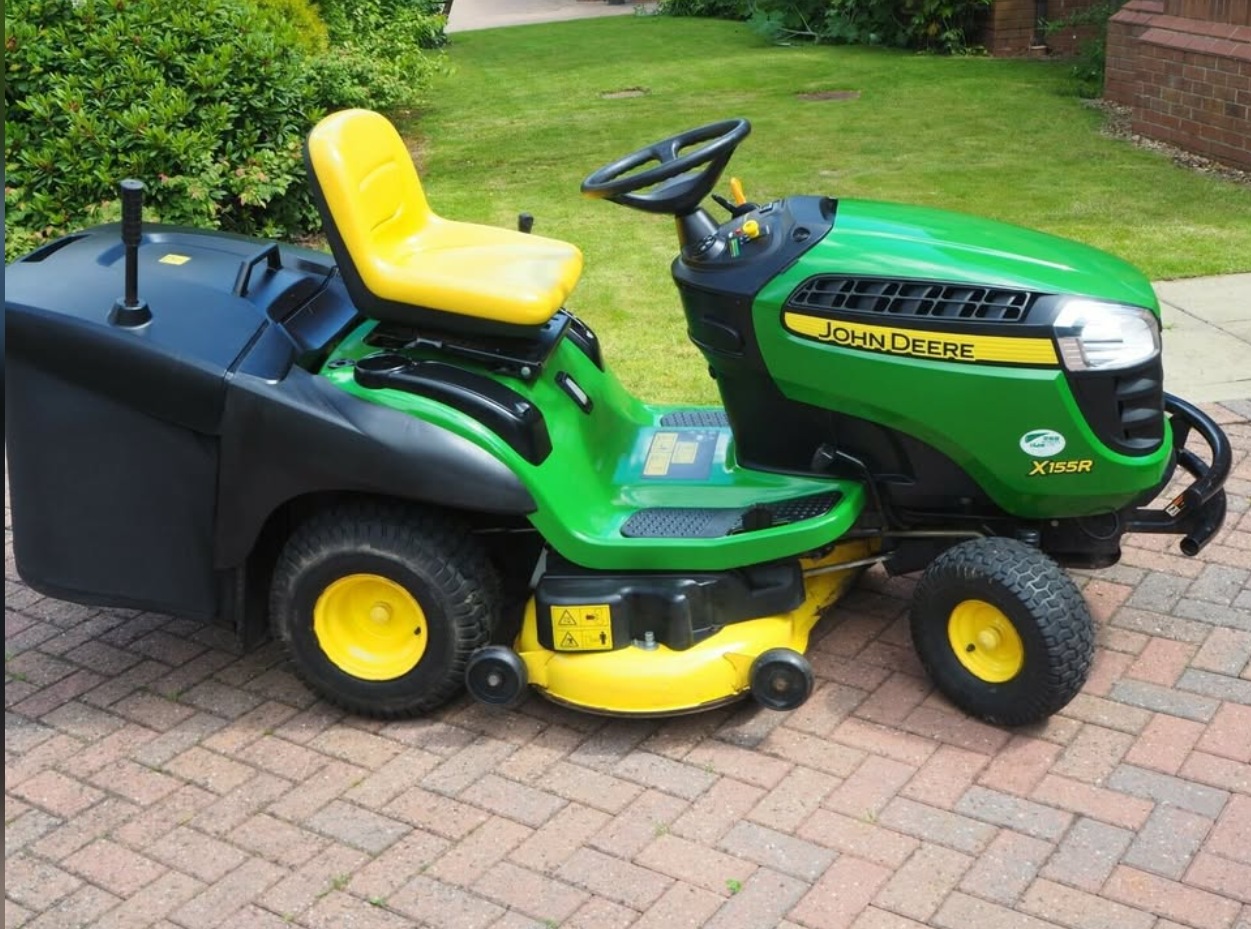2022 John Deere ride-on lawn mower/garden tractor. 42" cut