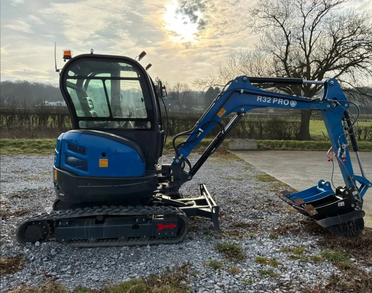 2022 Rippa R32 Pro 3.2t zero-tail swing mini digger