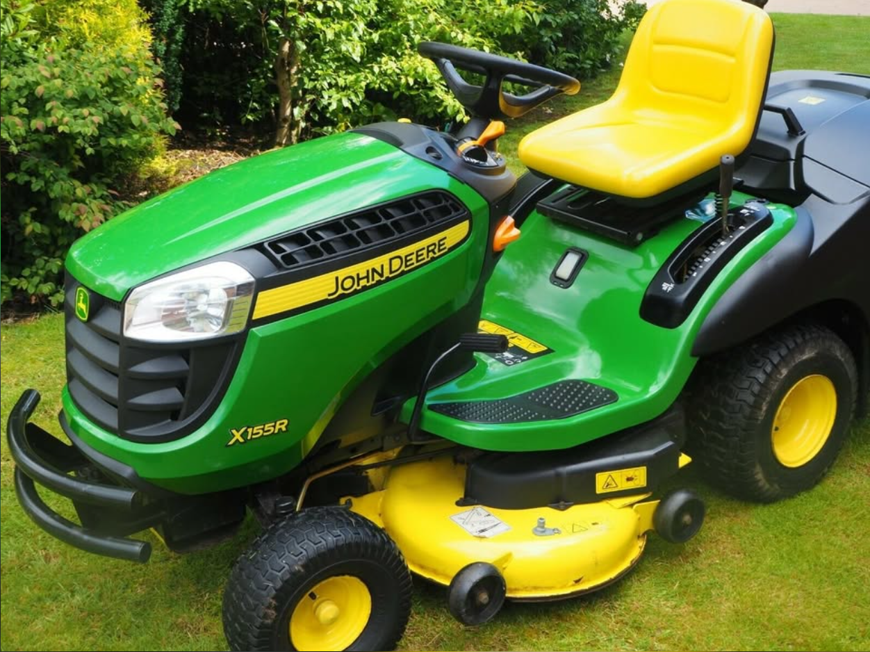 2022 John Deere ride-on lawn mower/garden tractor. 42" cut